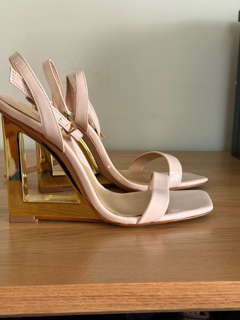 NEW SCHUTZ Nude/Pale Pink Patent Slingback Heels with Gold Geometric Heel Size 9